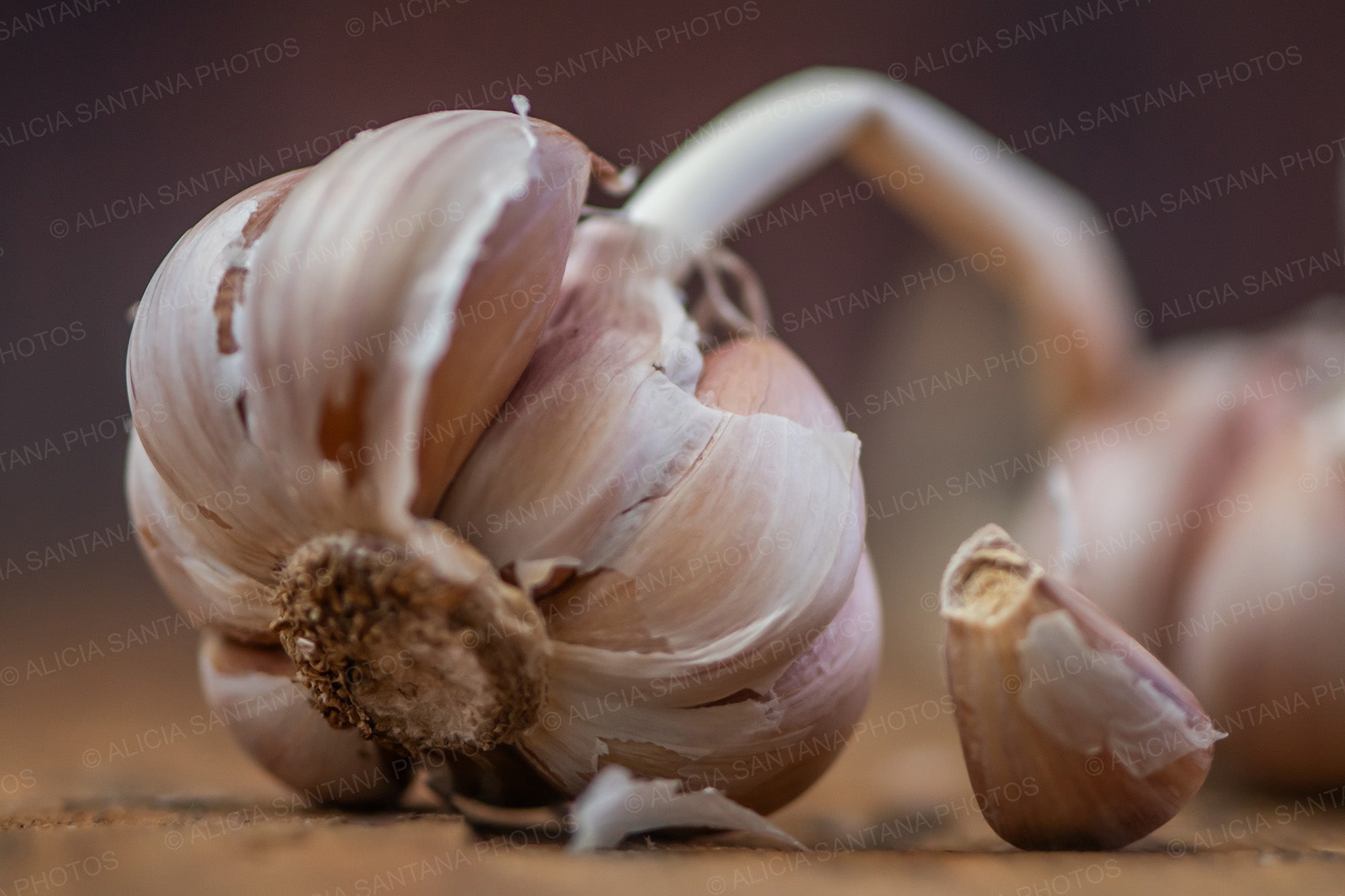 Close-up photo of dried garlic bulbs